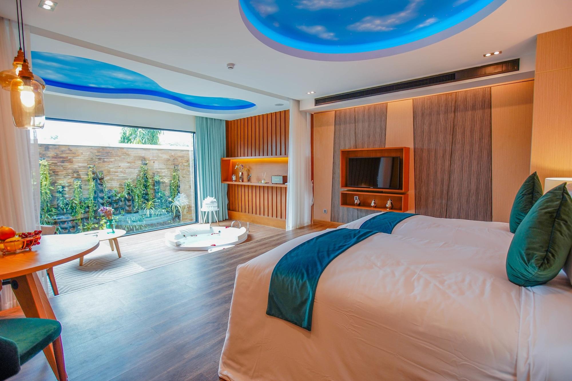 Hotel Pool 4*